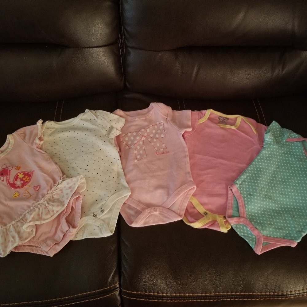 12 Onesies 0-6 months